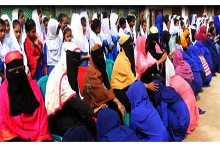 মা’দের পা ধুয়ে বিদায় নিল এসএসসি পরীক্ষার্থীরা