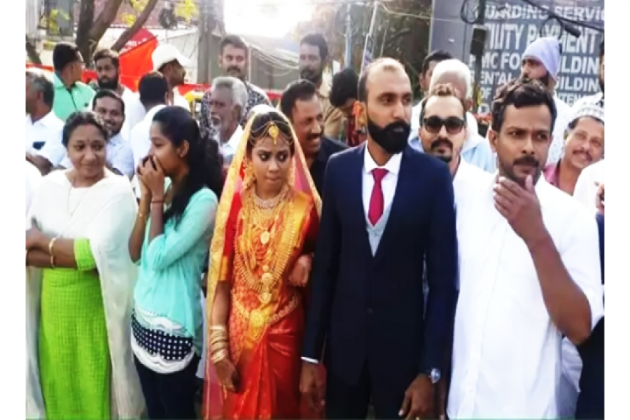 বিয়ে করে আসর থেকেই আন্দোলনে বর-কনে