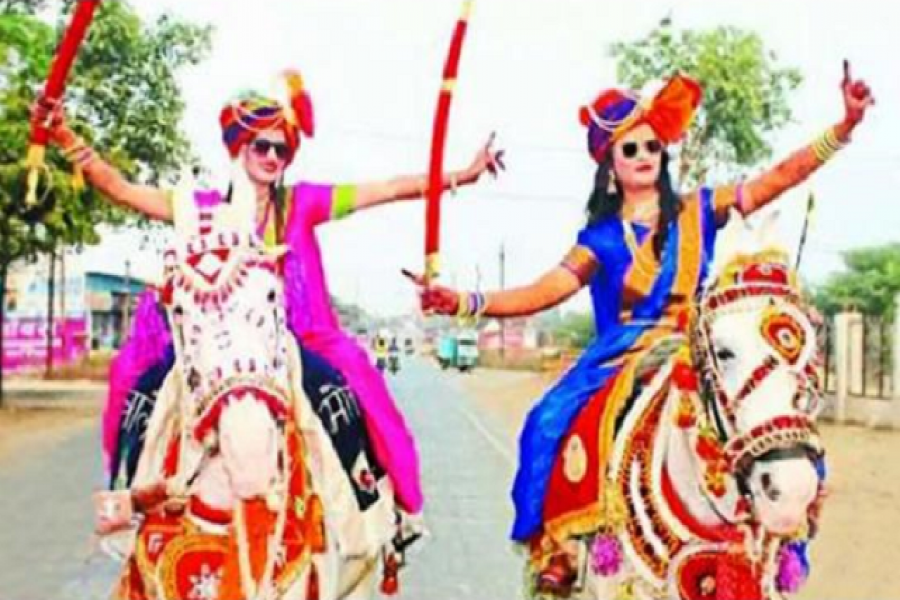 ঘোড়ায় চড়ে তরবারি হাতে বরের বাড়ি হাজির কনে