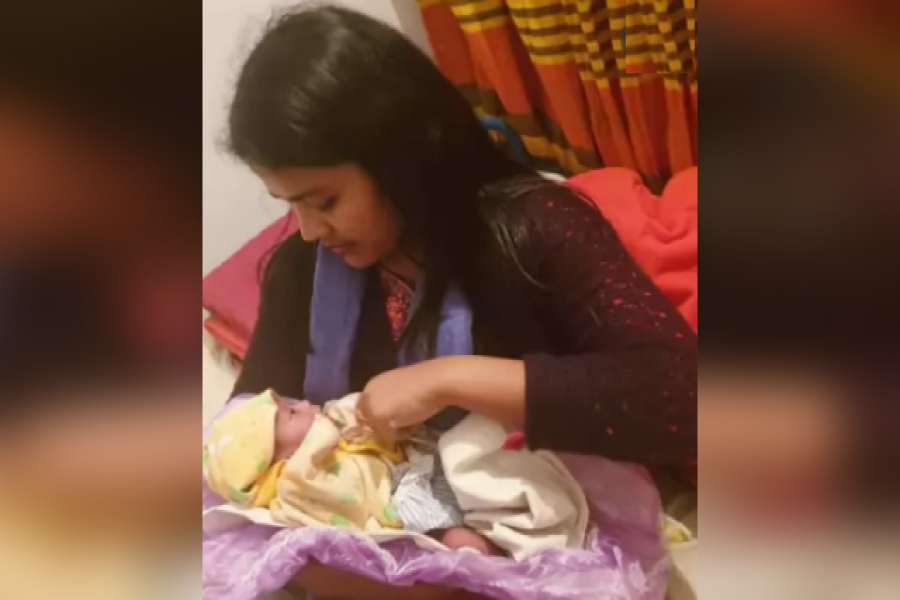 ভিক্ষুকের কোলে ফেলে যাওয়া নবজাতককে দত্তক নিলেন ডিসি