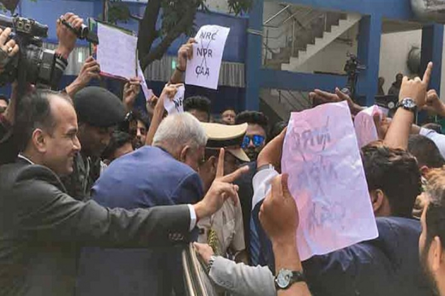 অভিজিৎকে ডি লিট, বিক্ষোভে সমাবর্তন ছাড়লেন রাজ্যপাল