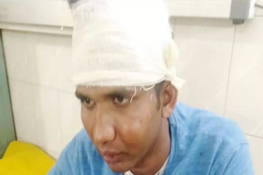 ছাত্রীদের উত্ত্যক্তের প্রতিবাদ করায় অফিস সহকারীকে কোপাল দুর্বৃত্তরা