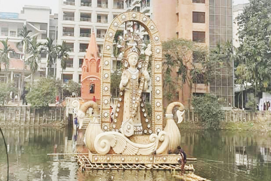 বিদ্যার দেবীকে সন্তুষ্ট করতে জগন্নাথ হলে শিক্ষার্থীদের ঢল