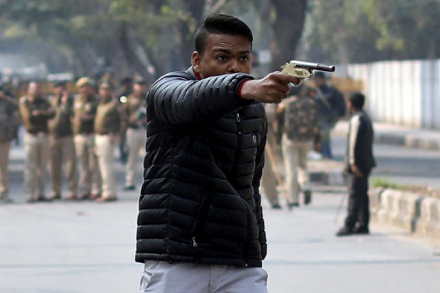 জামিয়া বিশ্ববিদ্যালয়ের ছাত্রদের ওপর বন্দুকধারীর গুলি (ভিডিও)