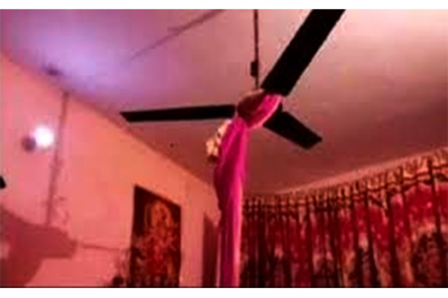 ফ্যানের সঙ্গে ওড়না প্যাঁচিয়ে স্কুলছাত্রীর আত্মহত্যা