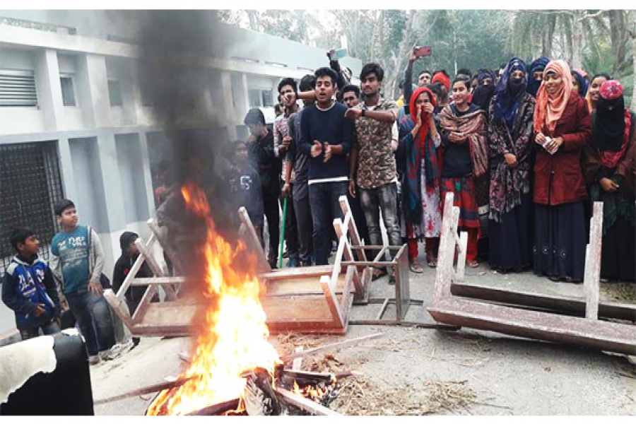 সড়ক অবরোধ করে বিক্ষোভ করছেন শিক্ষার্থীরা