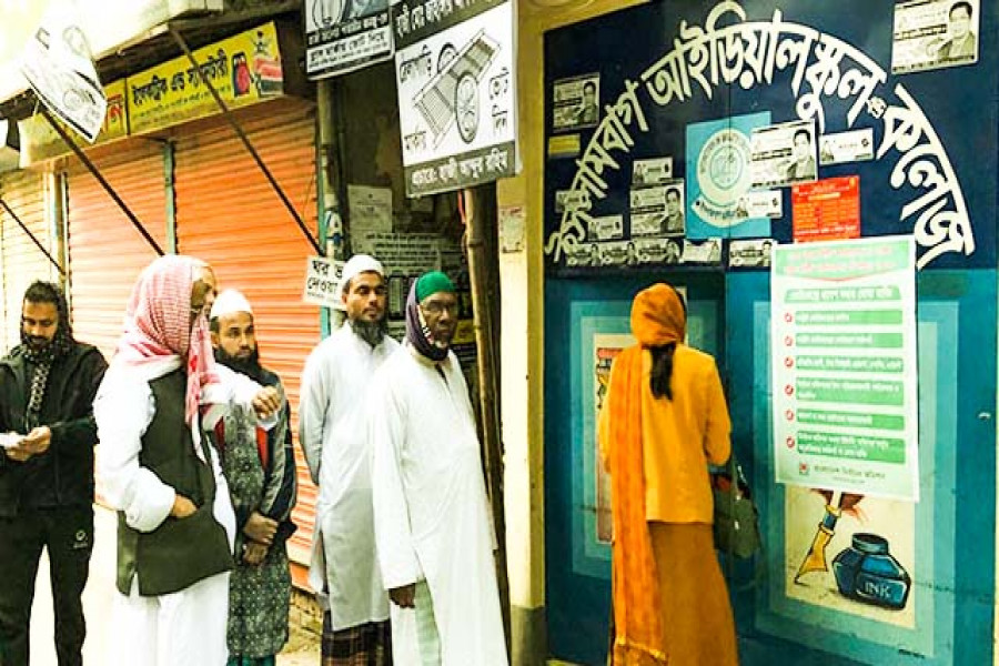 ভোর ৬টা থেকে ভোটকেন্দ্রে ভোটাররা