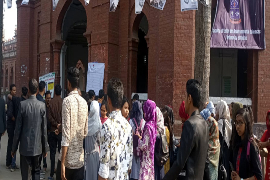 কেন্দ্রের বাহিরের অবস্থা