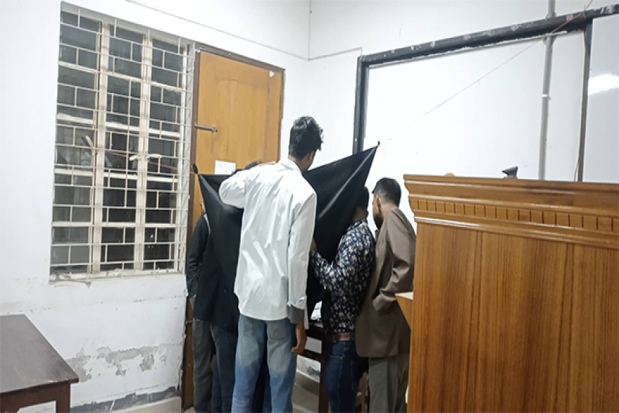 ঢাবিতে ভোটের গোপন কক্ষে ছাত্রলীগ