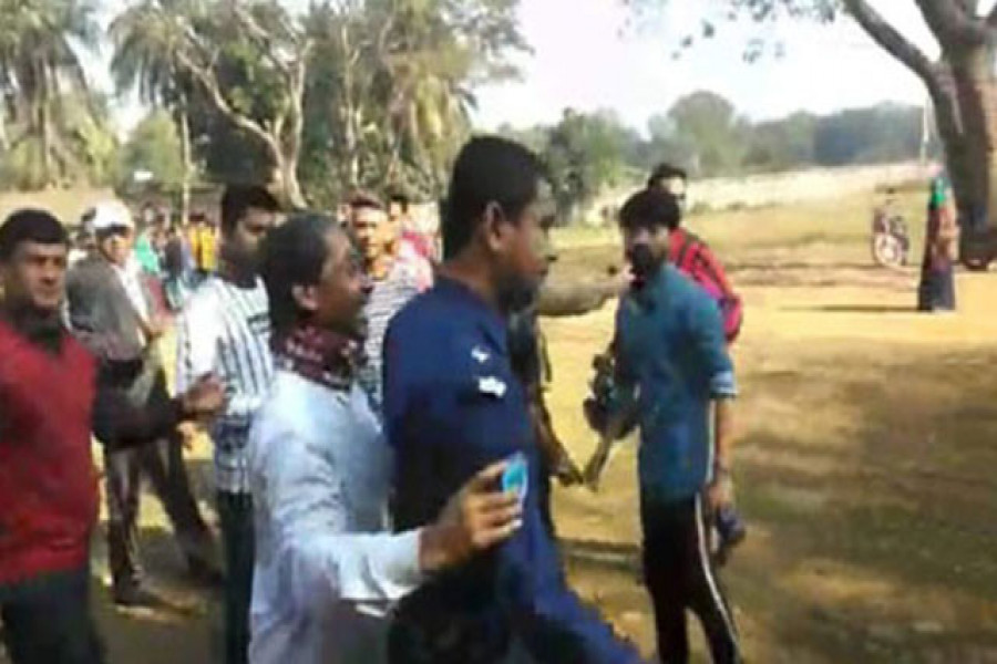 পরীক্ষা কেন্দ্র থেকে বহিরাগতদের বের হতে বলায় পুলিশকে নাজেহাল