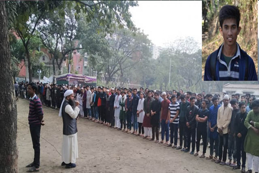 জানাজার নামাজের আগে বক্তব্য রাখছেন ইমাম
