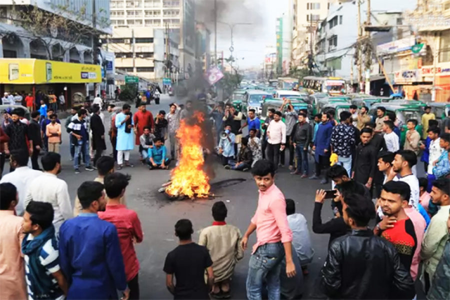 ছাত্রলীগের কমিটি বাতিলের দাবিতে সড়ক অবরোধ