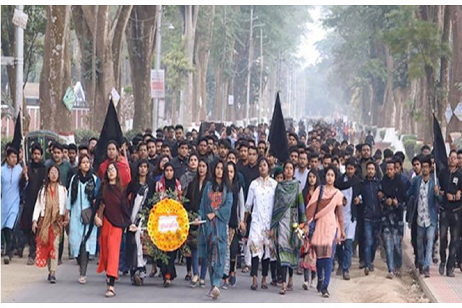 ফারুকের প্রতিকৃতিতে পুষ্পস্তবক অর্পণে যাচ্ছেন ছাত্রলীগের নেতাকর্মীরা