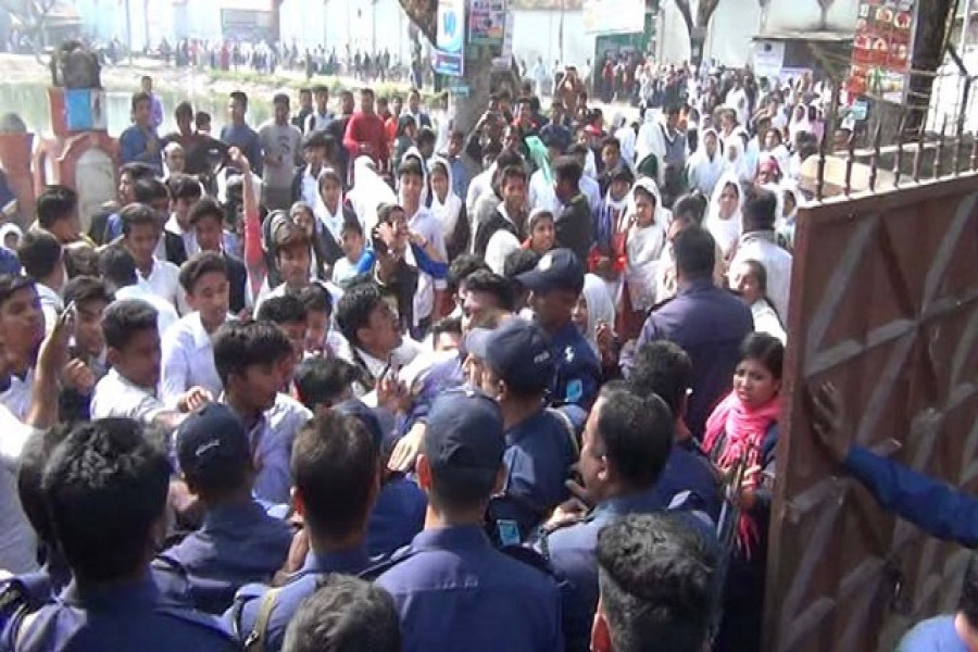 ক্যালকুলেটর নিতে বাধা: এসএসসি পরীক্ষার্থীদের ভাংচুর