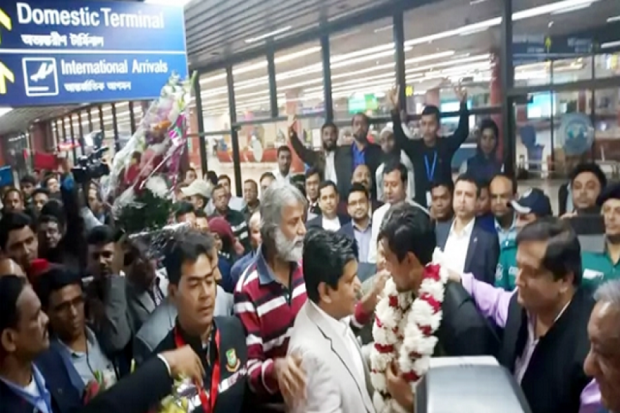 বীরের বেশে দেশে ফিরল যুবারা