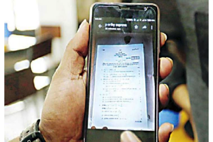 হল থেকে প্রশ্নের ছবি মোবাইলে তুলে সরবরাহ, ২ শিক্ষার্থীর বিরুদ্ধে মামলা