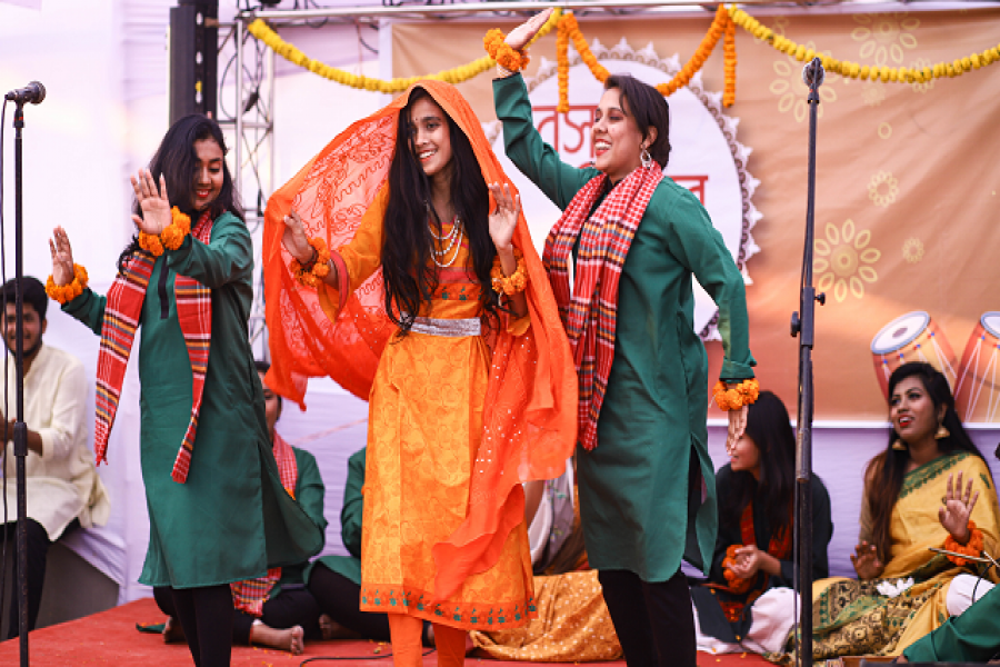 ইস্ট ডেল্টা ইউনিভার্সিটিতে বসন্তবরণ উৎসবে পালাগানে নাচের একটি দৃশ্য