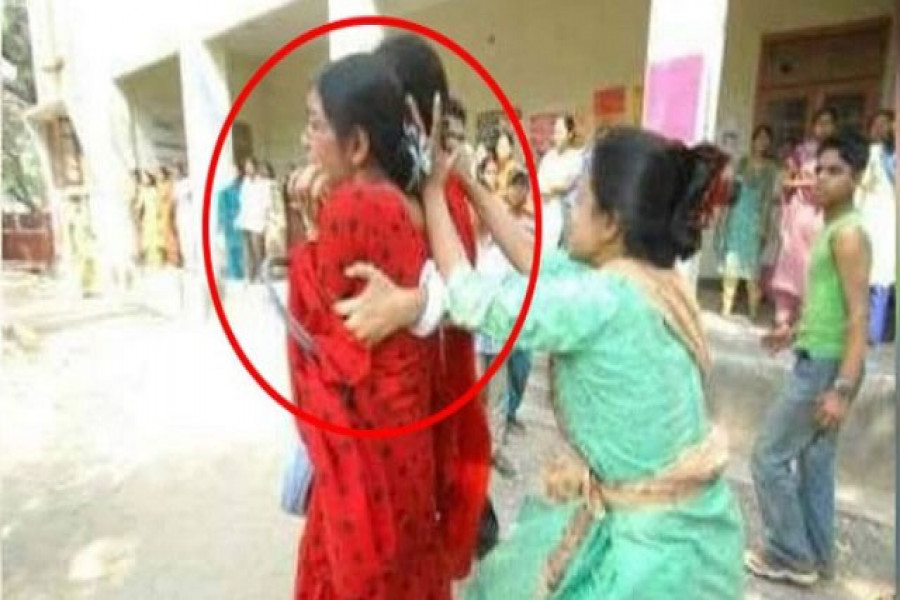 স্কুলের মাঠেই দুই প্রাথমিক শিক্ষিকার লঙ্কাকাণ্ড