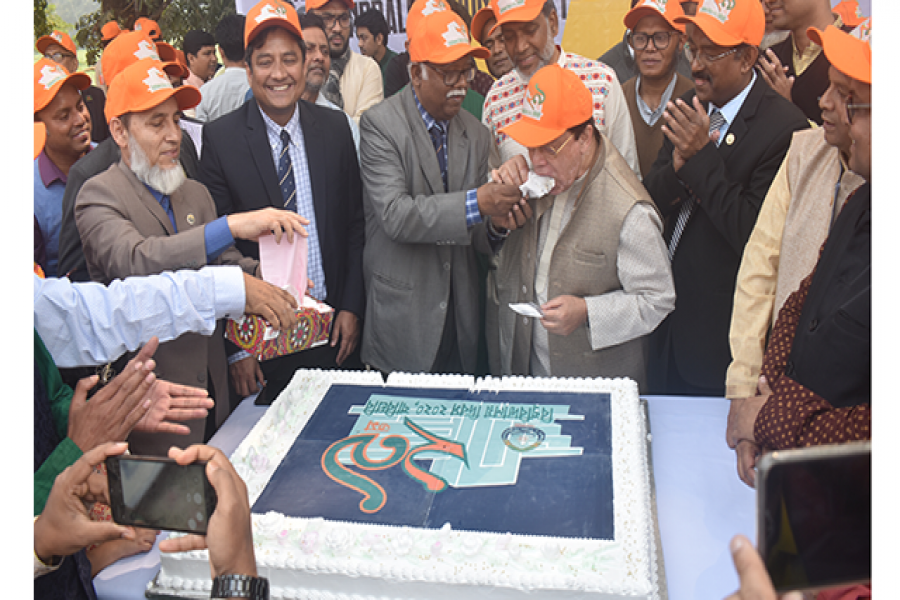 প্রতিষ্ঠাবার্ষিকী উপলক্ষে কেক কাটা হয়