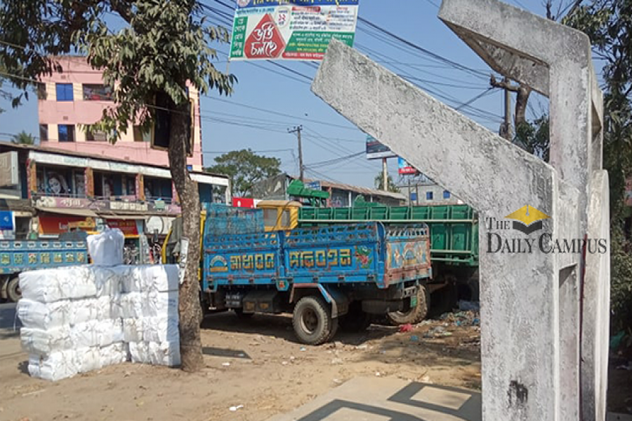  শহীদ মিনারের সামনে গড়ে উঠেছে সিএনজি ও মিনিট্রাক পার্কিং স্ট্যান্ড