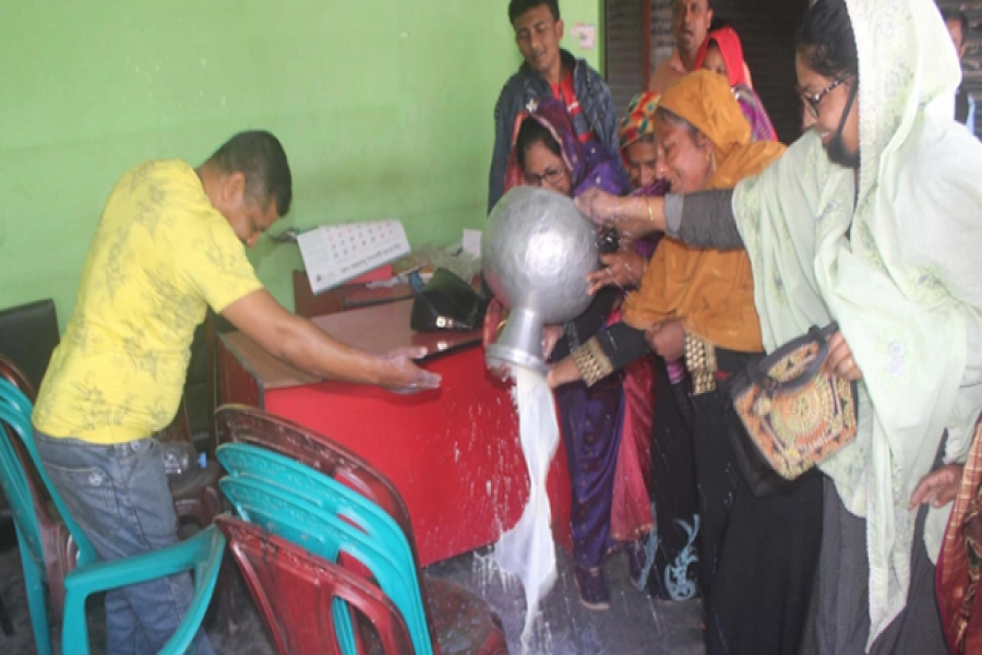 আ.লীগের ৬ কার্যালয় পবিত্র করা হলো ৪৯ লিটার দুধ দিয়ে