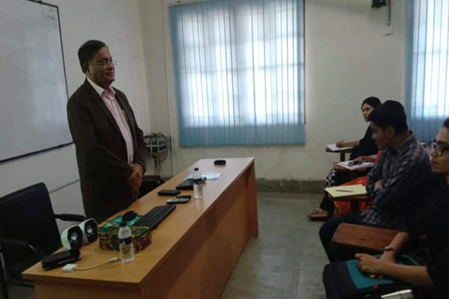 ঢাকা বিশ্ববিদ্যালয়ে ক্লাস নিলেন তথ্যমন্ত্রী