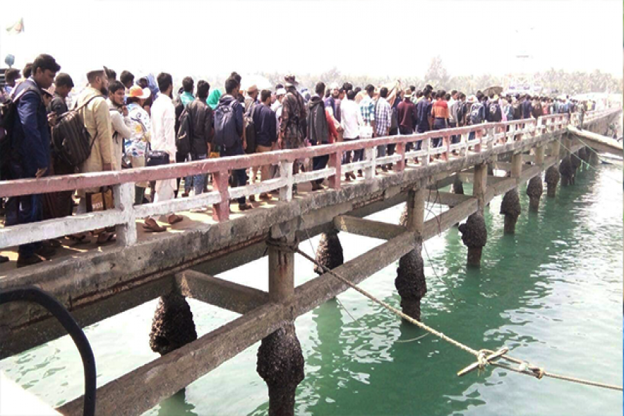 সহস্রাধিক যাত্রীকে আবদ্ধ অবস্থায় ঘাটেই অপেক্ষা