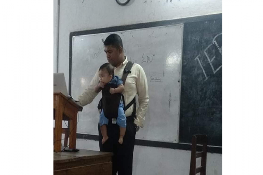 চবি শিক্ষক তৌফিক ইমামে মেতেছে ফেসবুক দুনিয়া