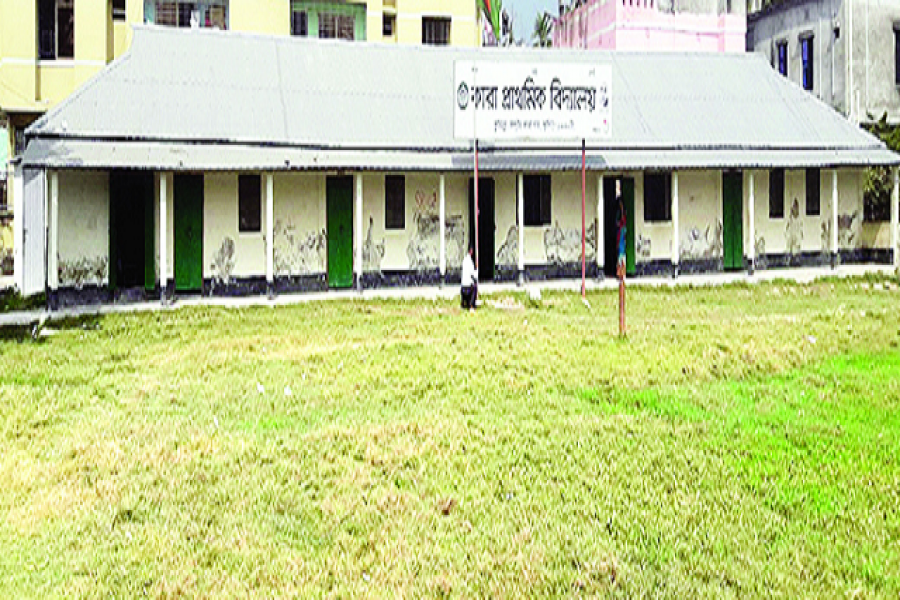 শিক্ষার্থীদের বেতনে চলছেন চার নারী শিক্ষক