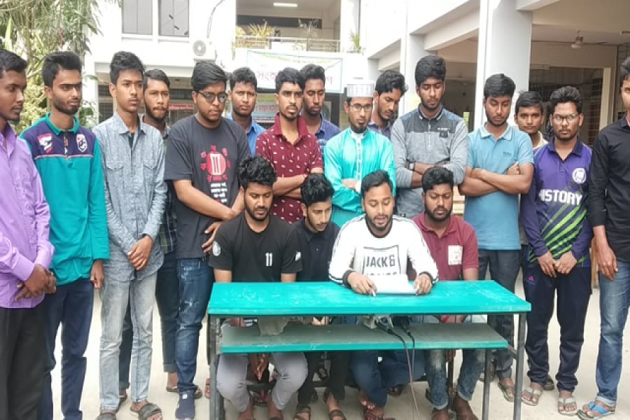 ইতিহাস বিভাগের অনুমোদন না পেলে ইউজিসি ঘেরাও