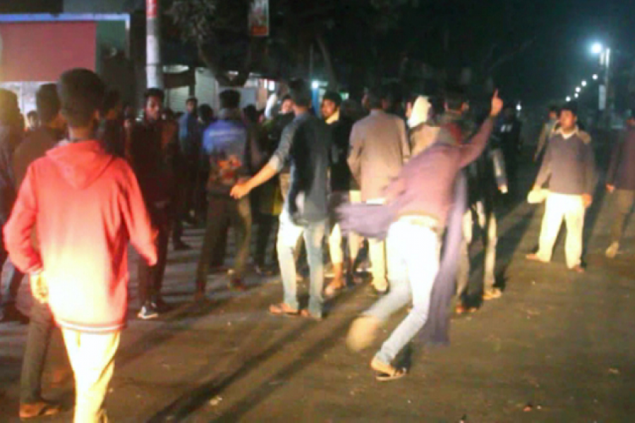 শহীদ মিনারে ছাত্রলীগ-ছাত্রদলের ধাওয়া পাল্টা-ধাওয়া