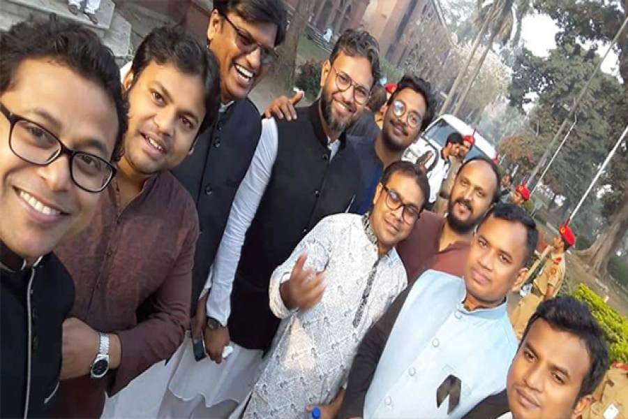 শহীদ দিবসে জবি শিক্ষকদের হাসির সেলফি ভাইরাল