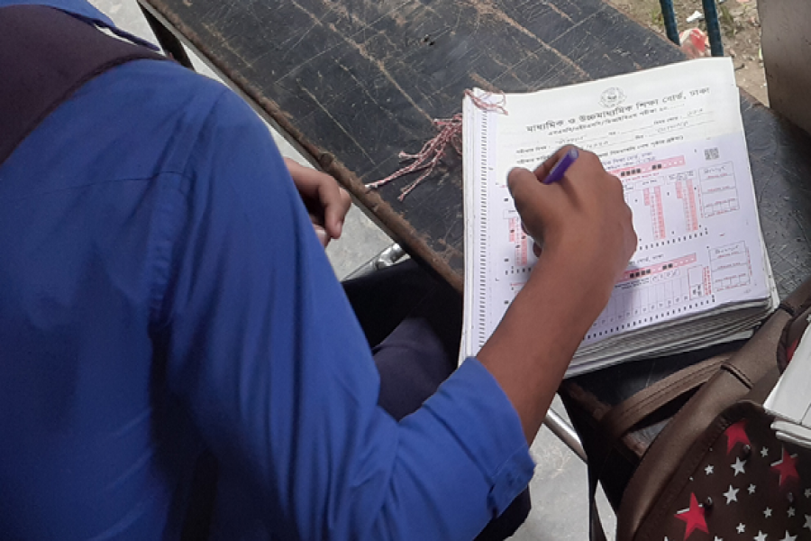 এসএসসি পরীক্ষার খাতা দেখছে সপ্তম শ্রেণির শিক্ষার্থী