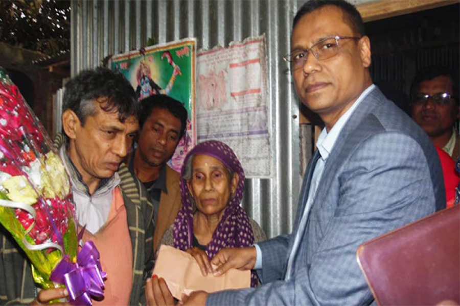 ৫০ টাকার দিনমজুর ঢামেক শিক্ষার্থীর পাশে দাঁড়ালেন এসপি