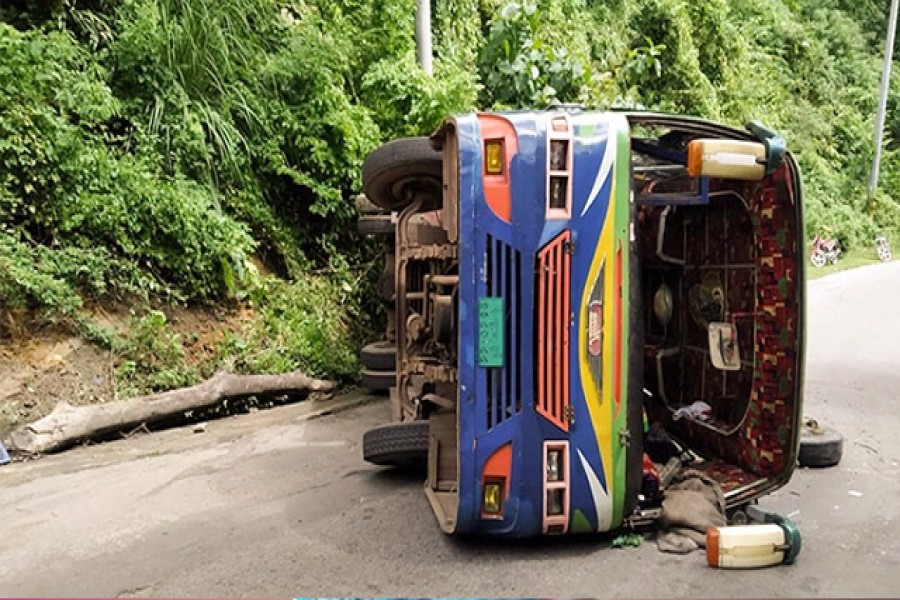 সড়কে উল্টে গেল বাস, মা-মেয়ে নিহত
