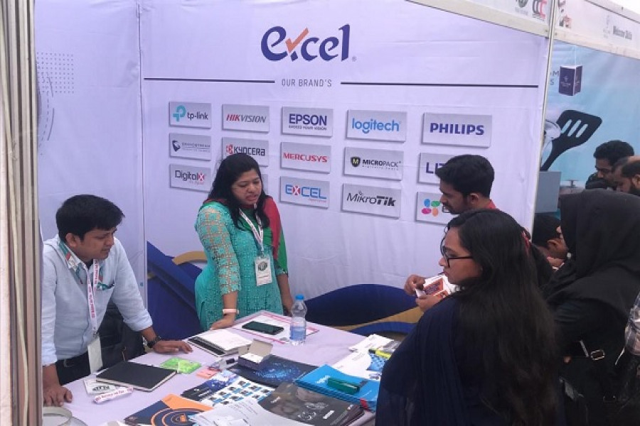 মেলায় নিয়োগদাতা প্রতিষ্ঠান থেকে তথ্য সংগ্রহ করছেন চাকরিপ্রার্থীরা