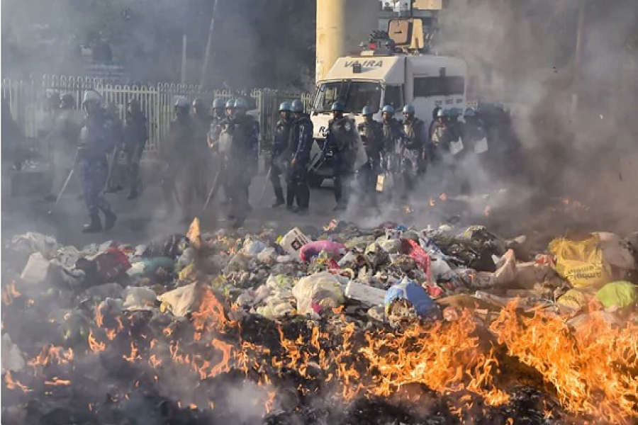 ভারতে সহিংসতায় মৃতের সংখ্যা বেড়ে ১৮, কেজরিওয়ালের বাড়ি ঘেরাও