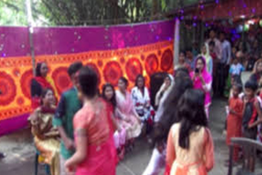 স্প্রে দেয়াকে কেন্দ্র করে বিয়ে বাড়িতে সংঘর্ষ