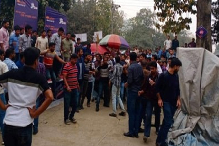 ঢাবিতে ছাত্রদলের দুপক্ষের হাতাহাতি (ভিডিও)