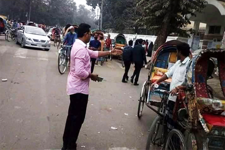 রোকেয়া হলের সামনে ট্রাফিক নিয়ন্ত্রণে রাব্বানী