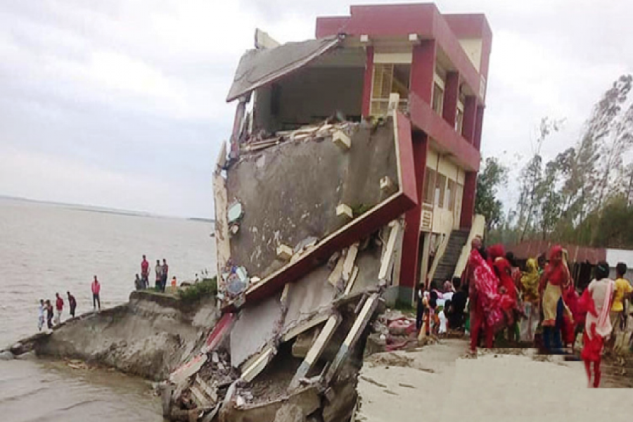 ঝুঁকিপূর্ণ ভবনে পাঠদান ধসে পড়ার আশঙ্কায় শিক্ষার্থীরা