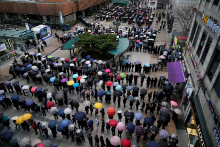 করোনা ভাইরাসের প্রকোপের মধ্যে মাস্কের জন্য দক্ষিণ কোরিয়ায় দীর্ঘ লাইন