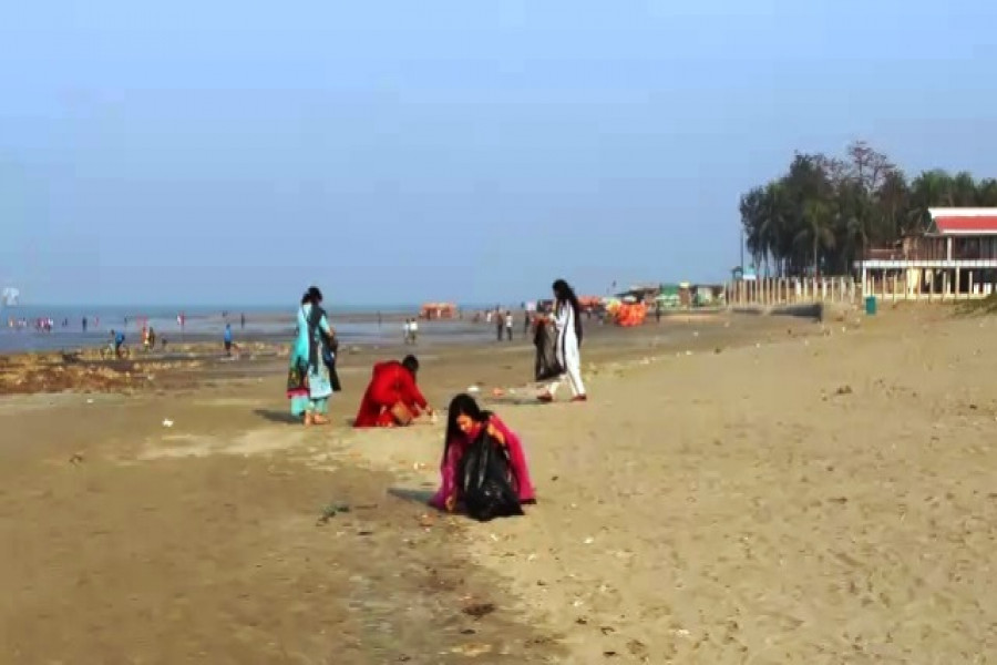 সেন্টমার্টিনে বর্জ্য পরিষ্কার করল মেডিকেল শিক্ষার্থীরা