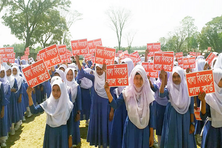 বাল্য বিয়েকে লাল কার্ড দেখাল শিক্ষার্থীরা