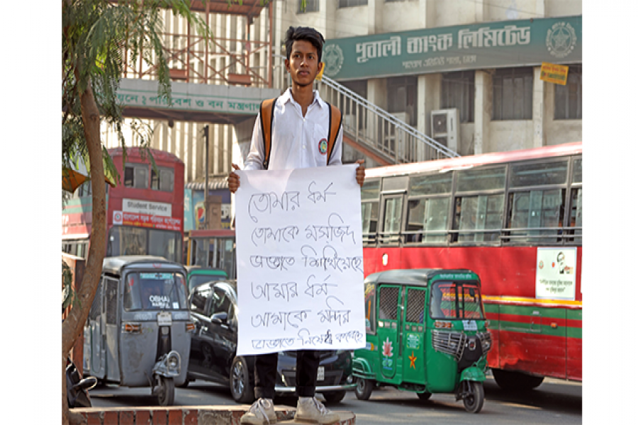 দিল্লিতে দাঙ্গার প্রতিবাদে শাহবাগে স্কুলছাত্রের একক প্রতিবাদ