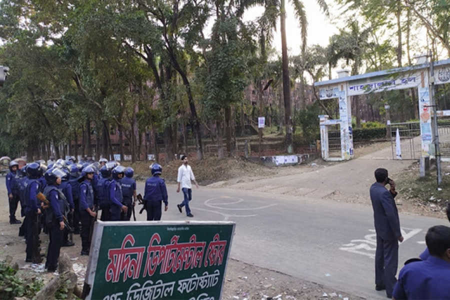 সংঘর্ষের পর ক্যাম্পাসে অতিরিক্ত পুলিশ মোতায়েন