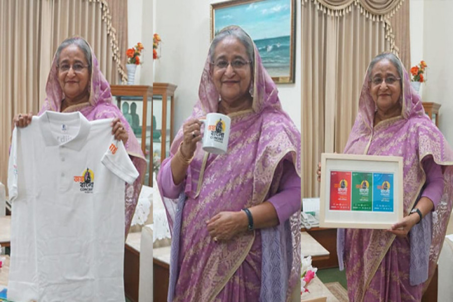 প্রধানমন্ত্রীর হাতে জয় বাংলা কনসার্টের টি-শার্ট, মগ ও পোস্টার
