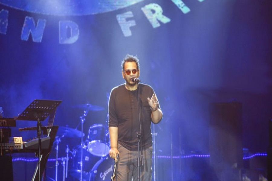 ‘হয়তো এটাই শেষ দেখা’ আর্মি স্টেডিয়ামের মঞ্চে সুমন