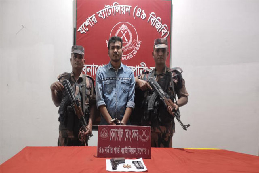 বেনাপোলে অস্ত্র-ম্যাগজিন-গুলিসহ আটক ১