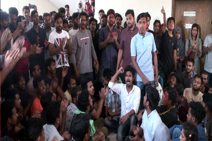 রুমে উপচার্যকে অবরুদ্ধ করে বাহিরে বিক্ষোভ